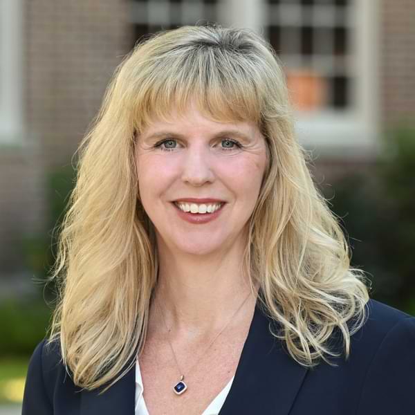 Kelly Lester headshot