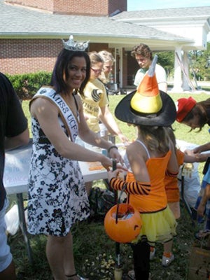 Miss UCF Dasha Gonzalez greeted the young Knights and gave them treats.