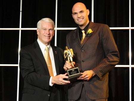 UCF President John C. Hitt congratulates CBA alum Phil Dalhausser, '02.