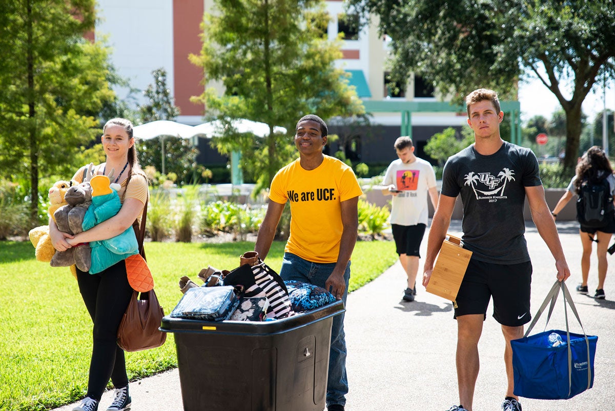 photo of students moving into dorms