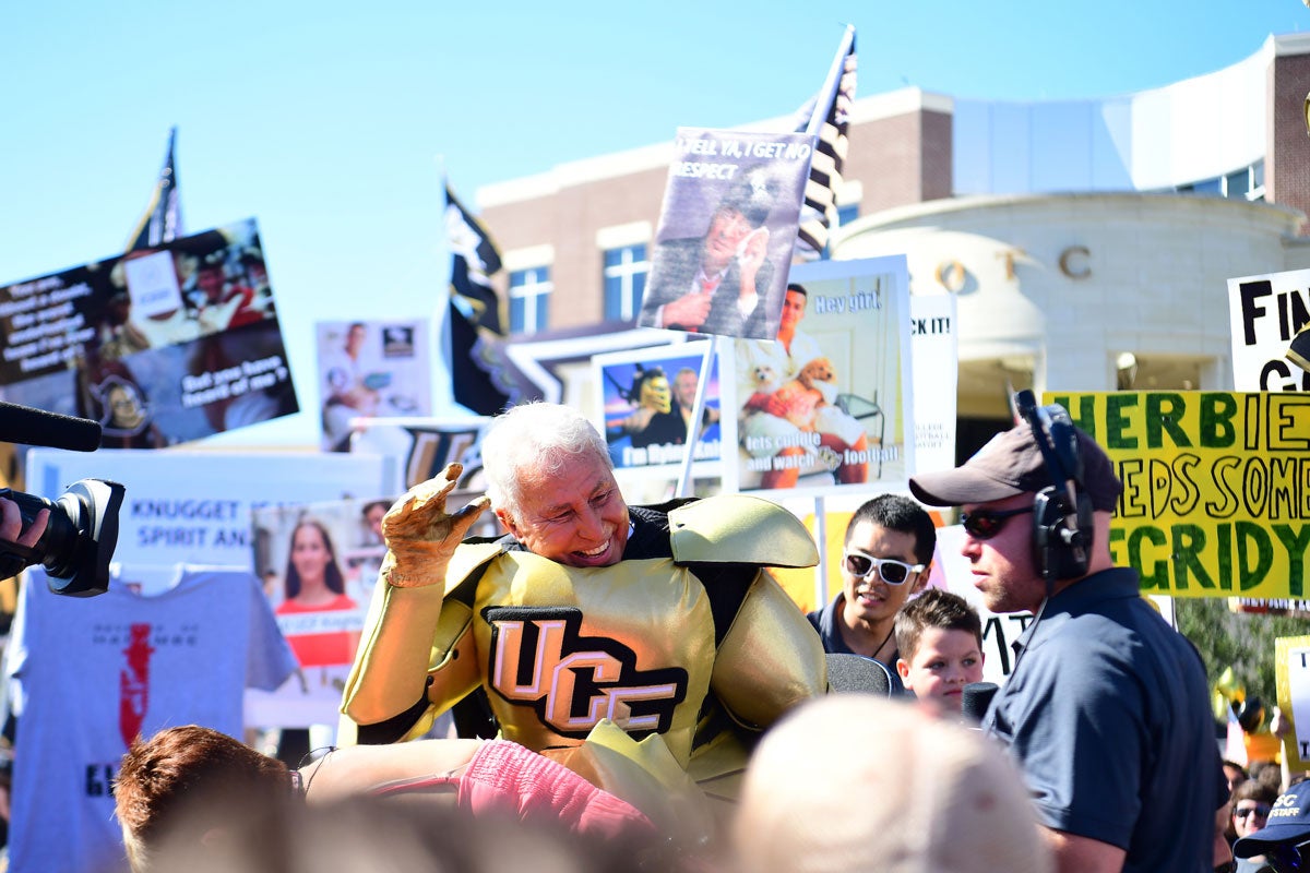 Lee Corso wears Knightro costume