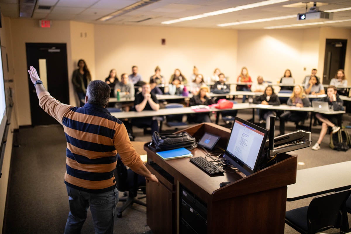 Management Instructor Gary Nichols ’87 goes over conflict resolution strategies during a class. (Photo by Austin Warren)