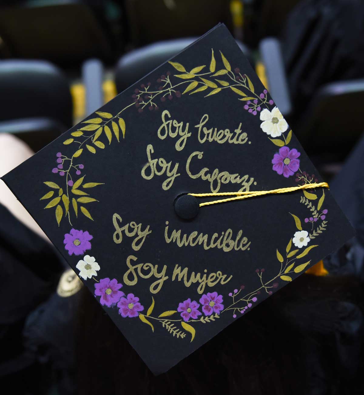 Grad cap decorated with Spanish text