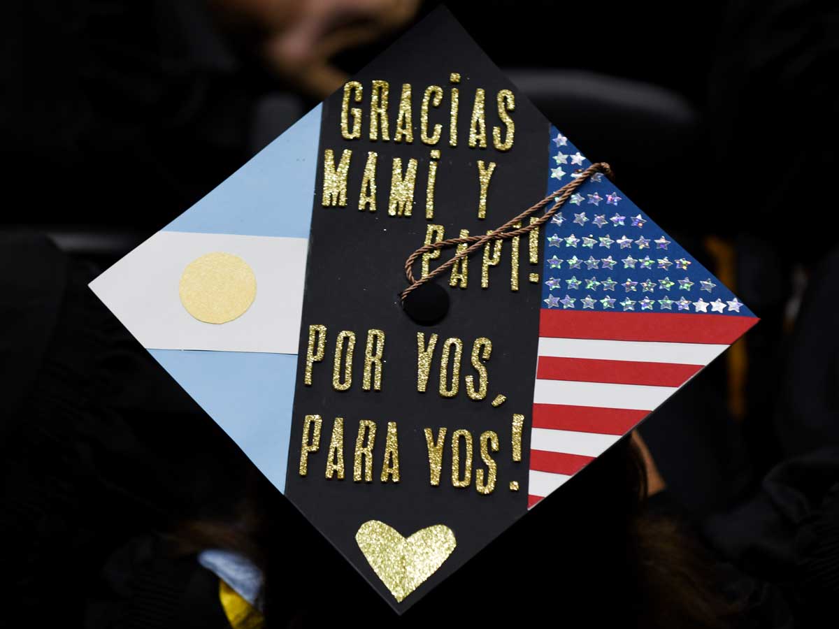 Decorated grad cap: Gracias Mami y paip! Por Vos, Para Vos! 