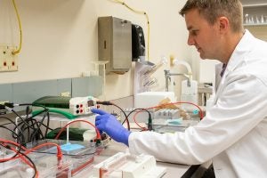 Bob Fitak works in a lab at UCF