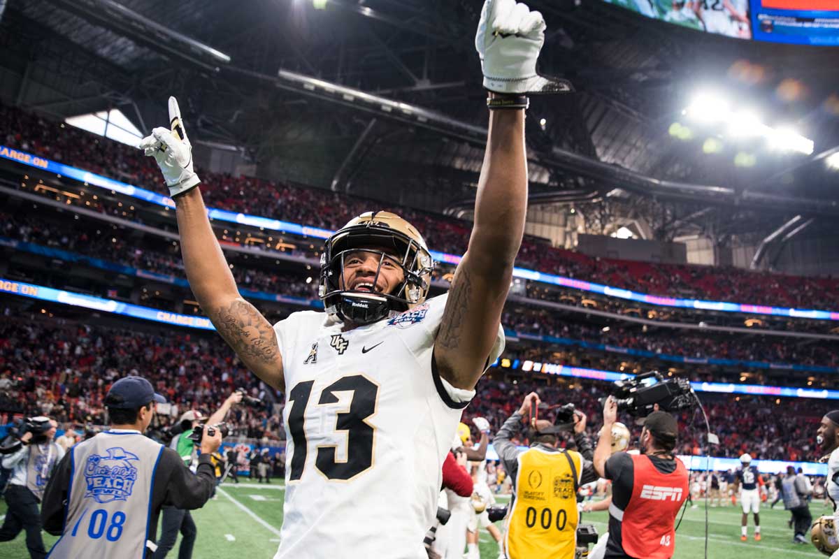 Gabe Davis holds arms in triumph