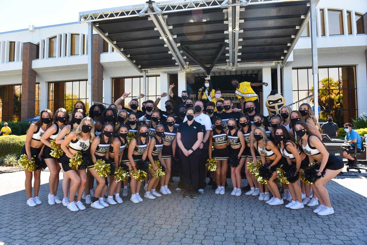 President Cartwright and First Lady Melinda pose with the cheerleading team