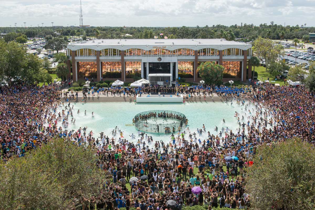 overhead view of Reflecting Pond as students run in for Spirit Splash