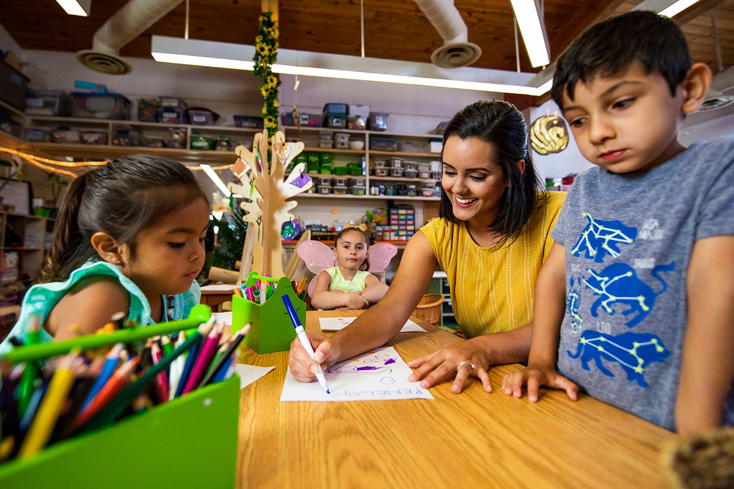 teacher teaching kids about art and science.