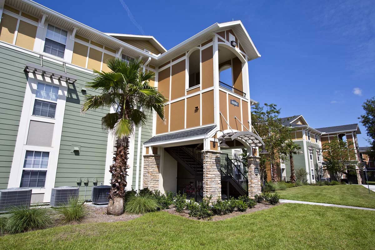 Exterior photo of Knights Crossing, UCF affiliated housing