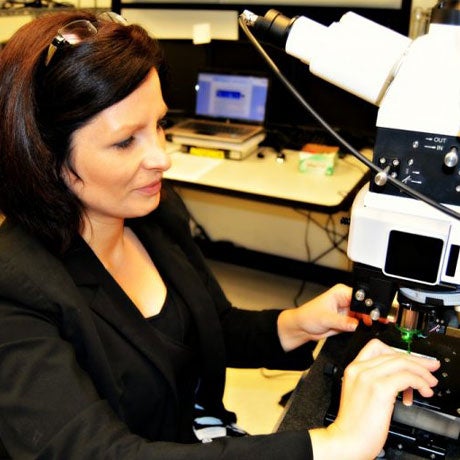 Laurene Tetard in lab looking into microscope