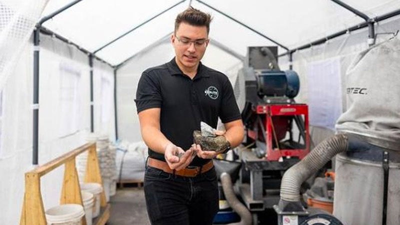 Student researcher studies soil for the UCF Exolith Lab