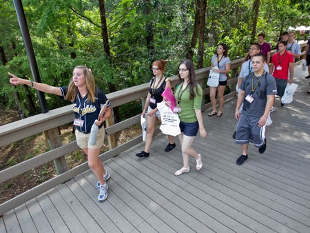 O-Teamer Chelsea Ball gives students and their families a campus tour.