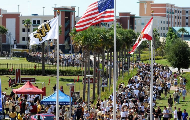 memory mall at ucf full of students