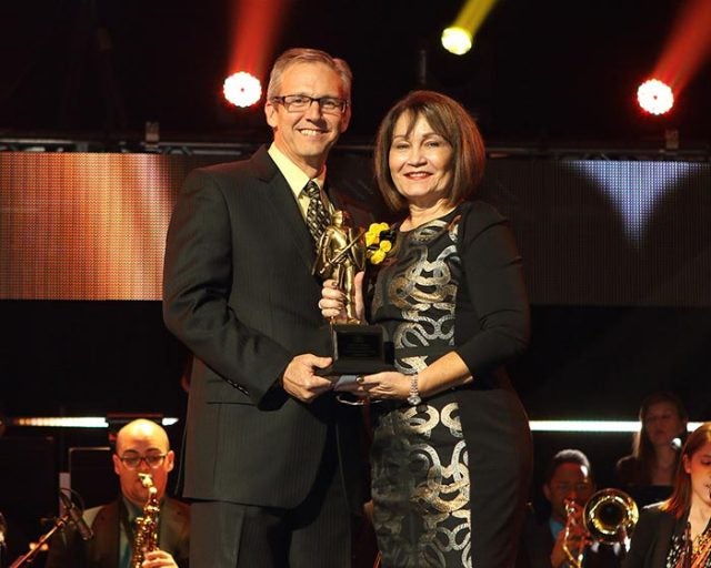 Marcos Marchena, ’82, current chairman of the UCF Board of Trustees, and ex-officio member of the UCF Foundation Board of Directors, presented this year’s Service to UCF Award to Olga Calvet, ’71.