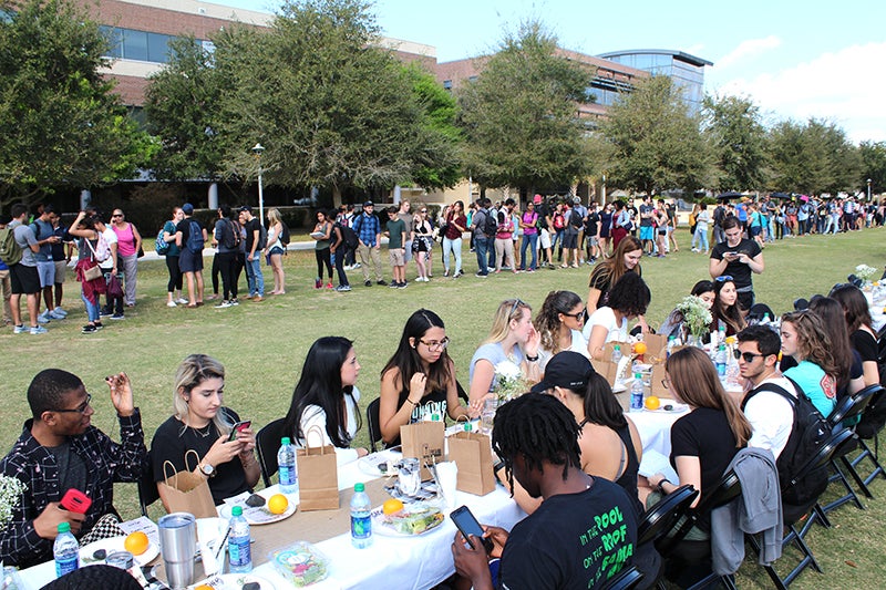 UCF students served free meal to encourage sense of community