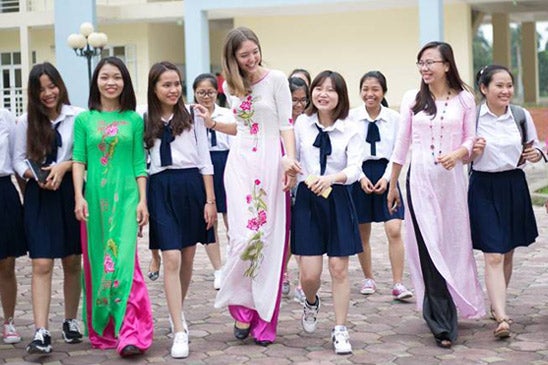 Amanda Fleming ’15 (center) taught English at Hong Duc University in Thanh Hóa, Vietnam, as part of the Fulbright English Teaching Assistantship program. She is seen here with teachers and students from the school.