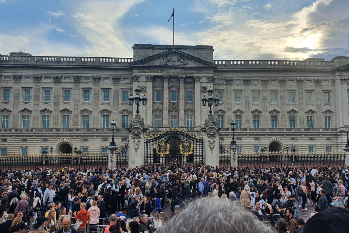 Crowd outside Buckingham Palace