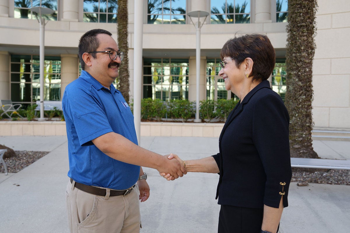  Emmanuel Urquieta Ordonez shakes hands with Deborah German