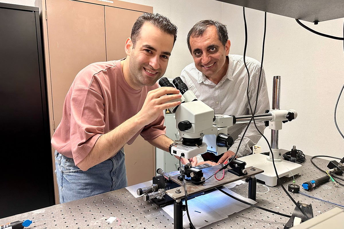 Os pesquisadores da UCF CREOL, Ehsan Ordouie e Sasan Fathpour, desenvolveram uma nova tecnologia para melhorar a comunicação óptica.