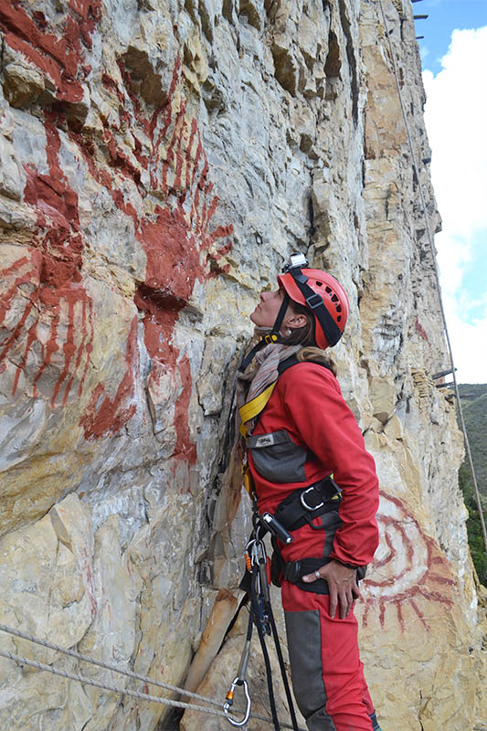 Studying La Petaca pictographs on the cliffs near Chachapoya burial sites