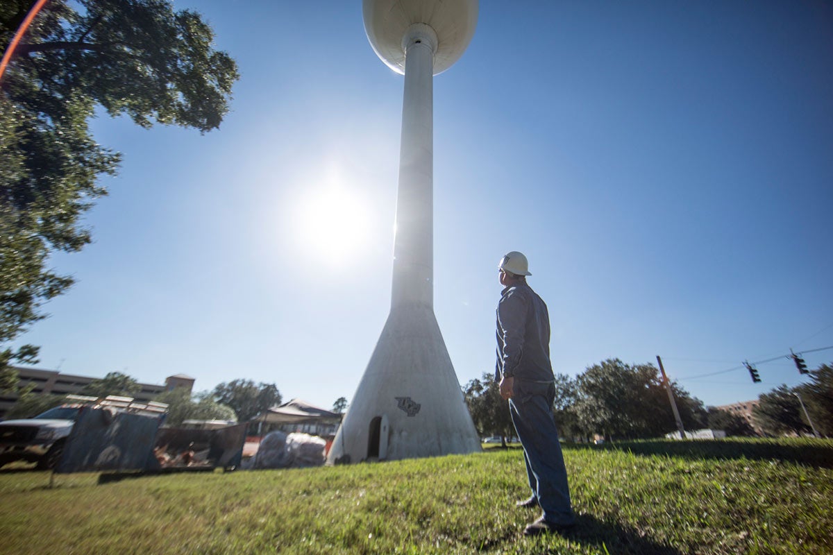 Slideshow_InFocus_watertower_fromground-2