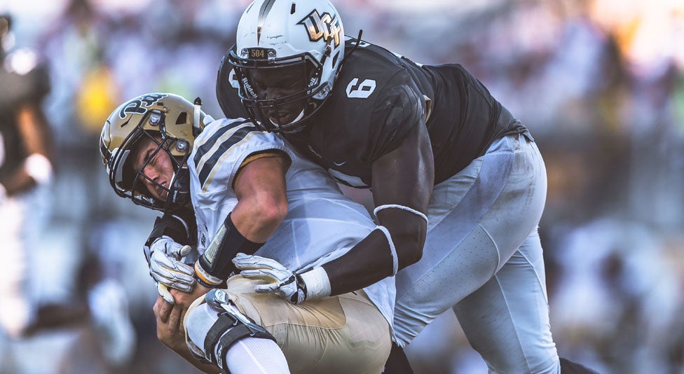 ucf wide receiver tristan payton tackling pitt football player