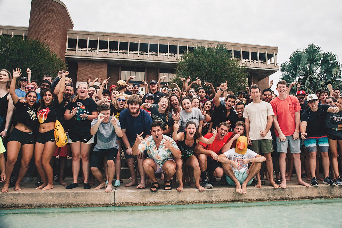 Students lined up in front of Library building ready for Spirit Splash